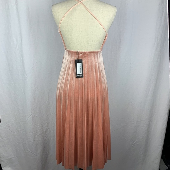 Nasty Gal Pink velvet dress - Picture 3 of 6